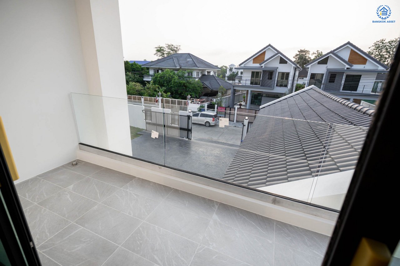 บ้านมือสองตกแต่งใหม่ โครงการ กฤษดานคร20 ปิ่นเกล้า-บรมราชชนนี บ้านหลังมุม ติดทะเลสาบ บนเนื้อที่กว้างมากถึง 238 ตร.ว. ตกแต่งด้วยวัสดุเกรดพรีเมี่ยม ฟังก์ชัน 5 ห้องนอน 6 ห้องน้ำ 1 ห้องอเนกประสงค์ 4 ที่จอดรถ พร้อมทั้งเปลี่ยนระบบไฟฟ้า สุขาภิบาล ทำเลศักยภาพ ติดถนนบรมราชชนนี ใกล้มหาวิทยาลัยมหิดล และเพียง 10 นาทีถึงเซ็นทรัล ปิ่นเกล้า